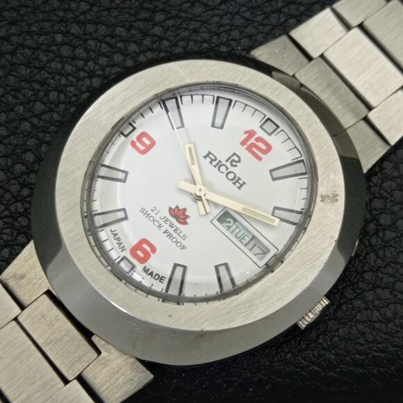 Vintage 1972 Ricoh Automatic Mens Silver Watch W/daydate & Red accents - Picture 6 of 10